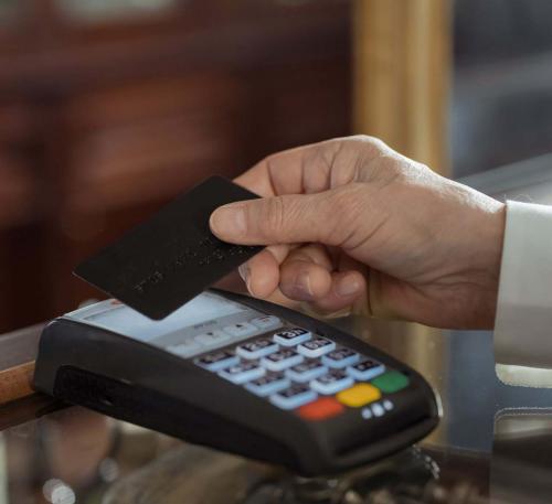 Milyen név jelenjen meg a vásárló bankszámlakivonatán a kártyás fizetés után?